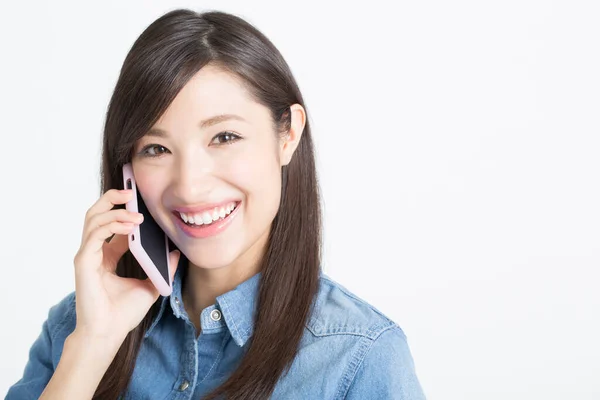 Junge Asiatische Frau Mit Smartphone Isoliert Auf Weißem Hintergrund — Stockfoto