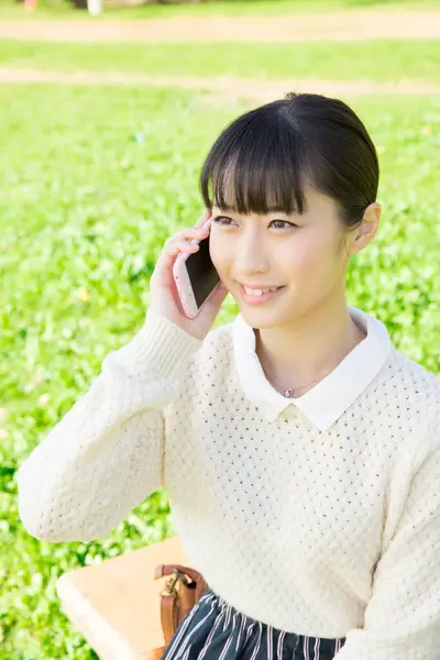Πορτρέτο Της Ιαπωνικής Νεαρή Κοπέλα Smartphone Εξωτερική — Φωτογραφία Αρχείου