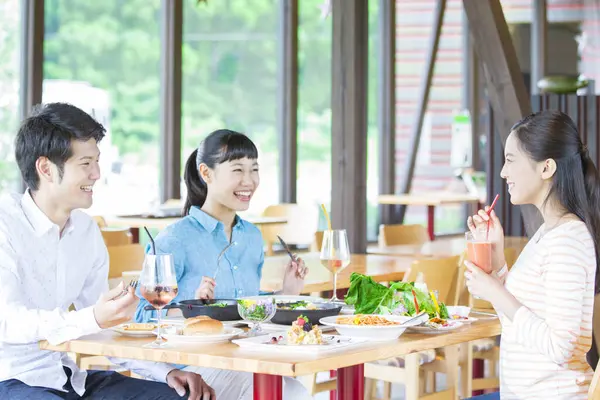 Gençler yemek yiyor.