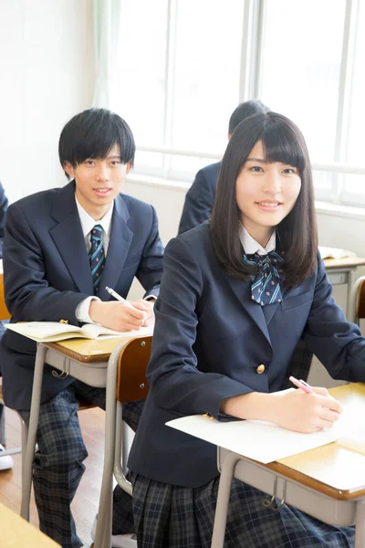 Jóvenes Estudiantes Japoneses Estudiando Aula —  Fotos de Stock