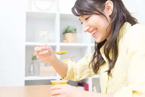 Sonriente Joven Japonesa Mujer Comer Jalea Casa —  Fotos de Stock