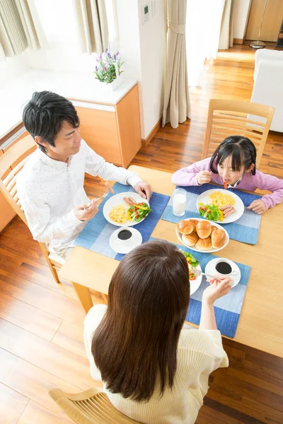 Szczęśliwy Azji Rodzina Mając Śniadanie Razem Kuchni — Zdjęcie stockowe