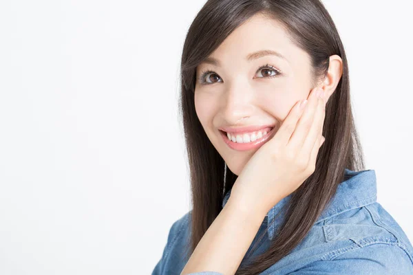 Aziatische Jonge Vrouw Met Glimlach Aanraken Van Haar Gezicht — Stockfoto