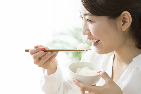 Mulher Asiática Comendo Comida Com Pauzinhos Casa — Fotografia de Stock