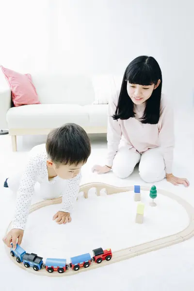 Lindo Japonés Chico Jugando Con Madre Casa — Foto de Stock