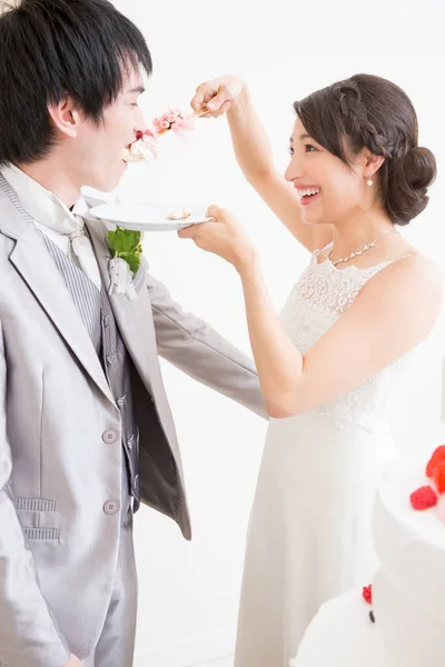 Красивая Счастливая Молодая Невеста Кормит Красивого Жениха Свадебным Тортом — стоковое фото