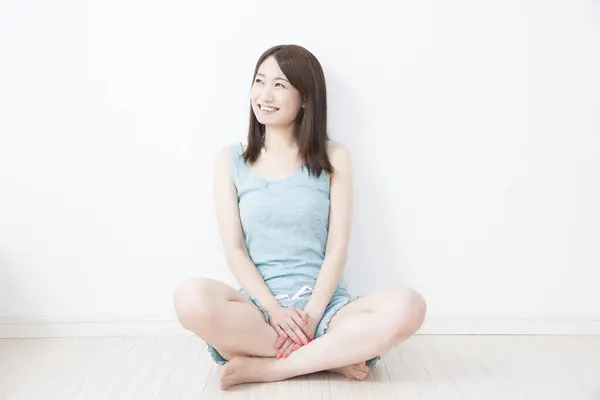 Glimlachende Aziatische Jonge Vrouw Zitten Vloer Kamer — Stockfoto