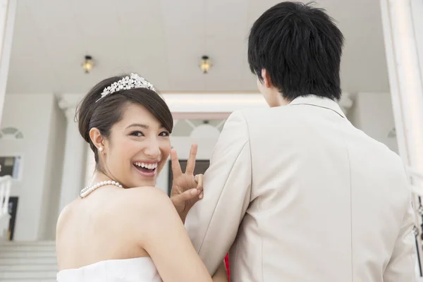 Portret Van Mooi Jong Aziatisch Bruiloft Paar — Stockfoto