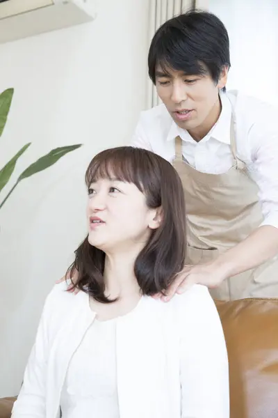 Giovane Uomo Massaggio Collo Asiatico Donna Casa — Foto Stock