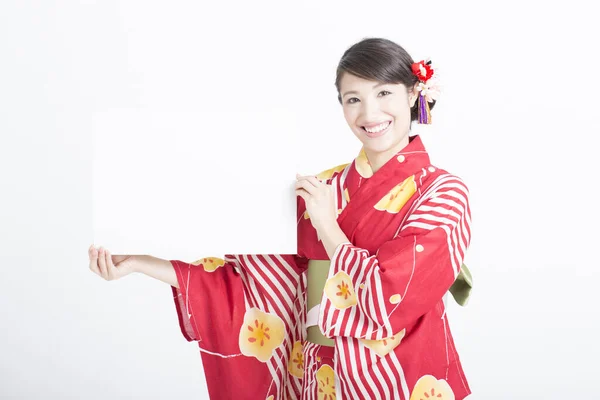 Yougn Mulher Japonesa Roupas Tradicionais Com Cartão Papel Branco — Fotografia de Stock