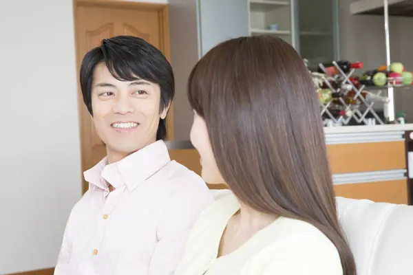 一对夫妇的日本男人和女人在家里沙发上 — 图库照片