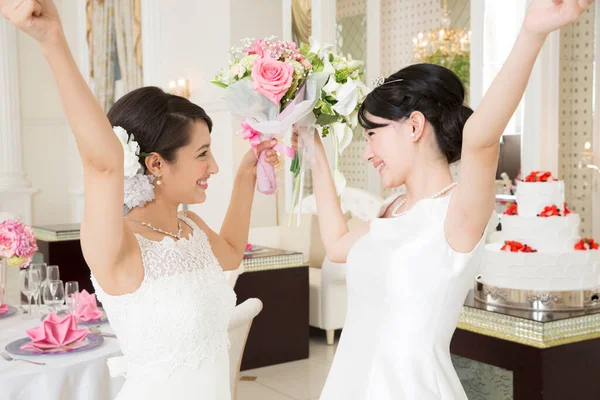 Két Gyönyörű Ázsiai Menyasszony — Stock Fotó