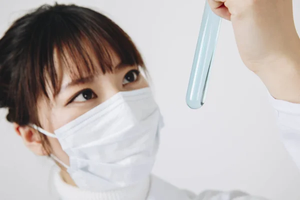 Jonge Aziatische Vrouwelijke Wetenschapper Met Gezichtsmasker Werkend Studioshoot — Stockfoto