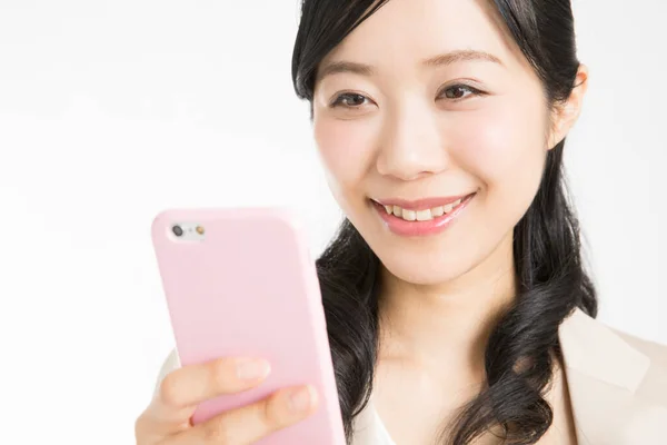 Portret Pięknej Japonki Smartfonem Białym Tle — Zdjęcie stockowe
