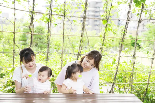 Kafede çocuklu mutlu Asyalı motorcular 