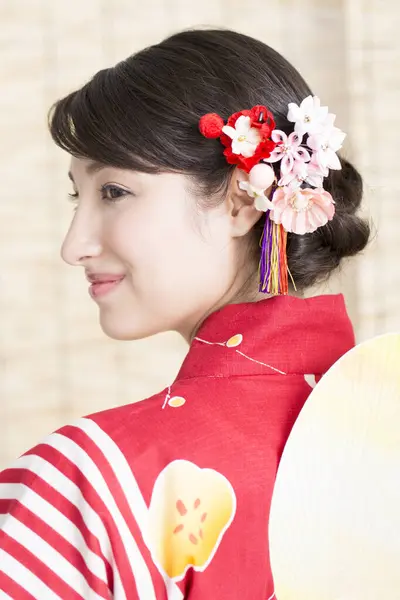 Retrato Una Hermosa Joven Usando Kimono Tradicional Japonés — Foto de Stock