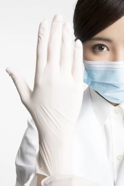 Arzt Mit Schutzmaske Und Handschuhen Auf Weißem Hintergrund — Stockfoto