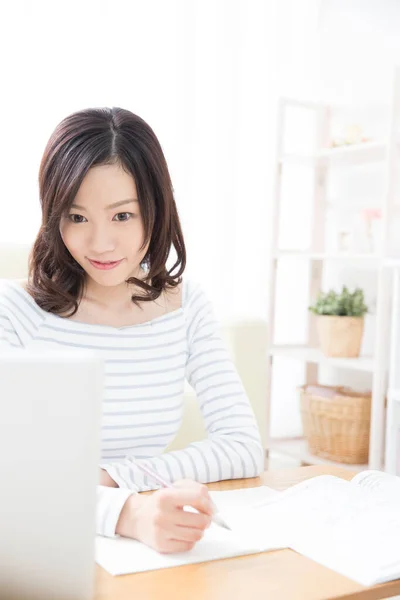 Junge Asiatische Studentin Lernt Hause Mit Laptop — Stockfoto