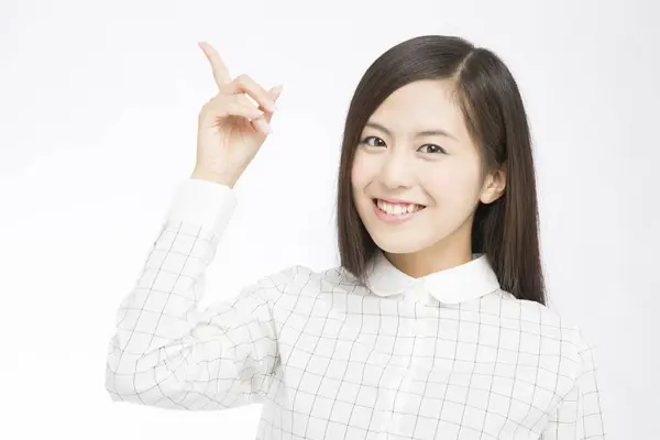 Estudio Hermosa Mujer Japonesa Apuntando Hacia Arriba Con Dedo Sobre — Foto de Stock