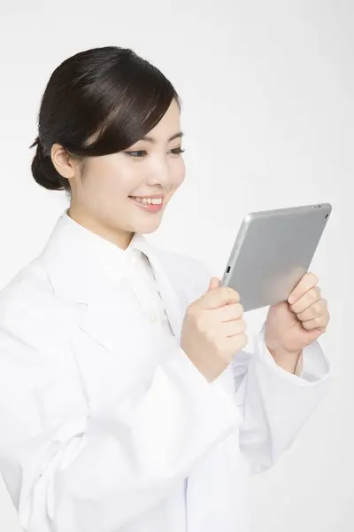 Asiatique Femme Médecin Avec Comprimé Isolé Sur Fond Blanc — Photo