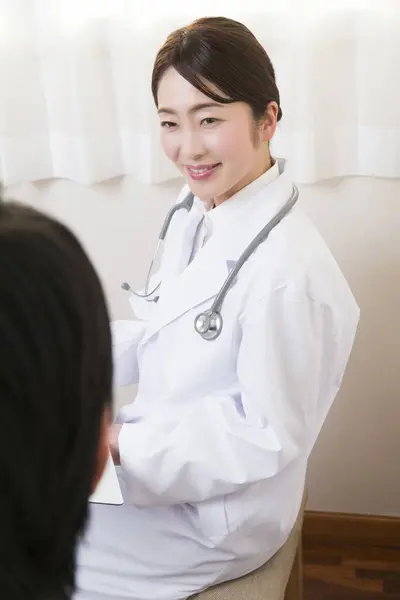 Asiatisk Läkare Med Stetoskop Och Patient Sjukhus Medicinskt Koncept — Stockfoto