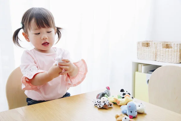 可爱的日本女孩在家里玩玩具的特写镜头 — 图库照片