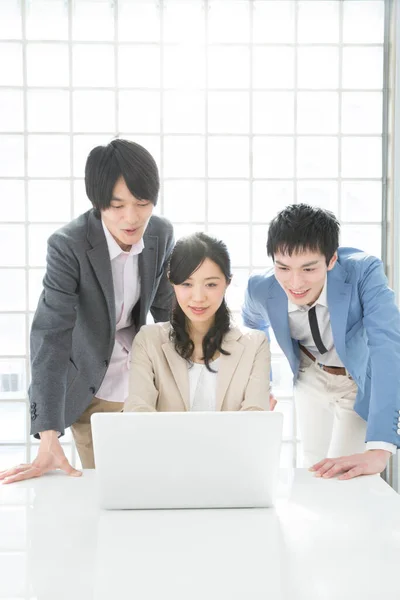 Jonge Japanse Zakenmensen Werken Met Laptop Kantoor — Stockfoto
