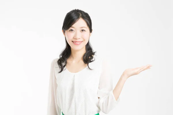 Mooi Japans Vrouw Tonen Iets Wit Achtergrond — Stockfoto