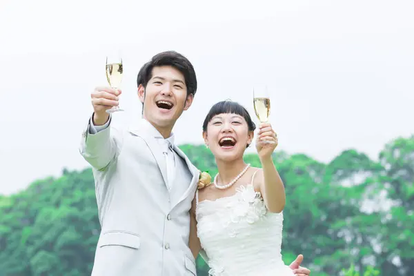 Şampanyalı Mutlu Asyalı Çift — Stok fotoğraf