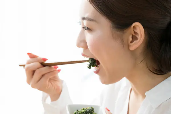 Mujer Asiática Comiendo Comida Con Palillos Casa —  Fotos de Stock