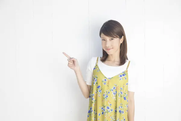 Mulher Japonesa Vestido Verde Gesticulando Fundo Branco — Fotografia de Stock