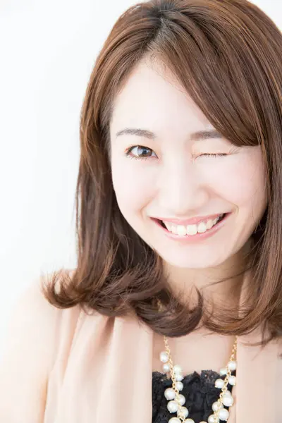 Retrato Bela Mulher Japonesa Piscando Fundo Branco — Fotografia de Stock