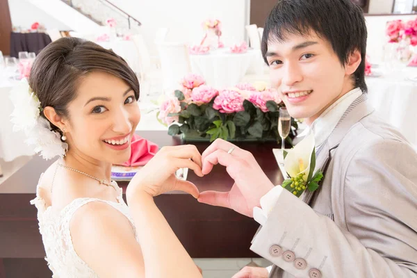 Belo Jovem Casamento Casal Mostrando Mão Gesto Coração — Fotografia de Stock