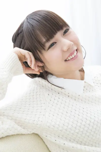 Retrato Bela Mulher Asiática Sorridente Vestindo Suéter Branco — Fotografia de Stock