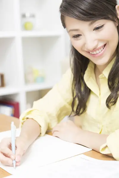 Όμορφη Γιαπωνέζα Σπουδάζει Στο Σπίτι — Φωτογραφία Αρχείου