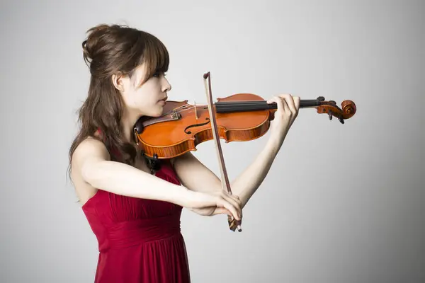 Jovem Bela Mulher Asiática Tocando Violino — Fotografia de Stock