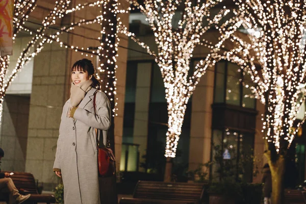 Bellezza Donna Giapponese Abiti Autunnali Seduto Piedi Sulla Strada Illuminato — Foto Stock