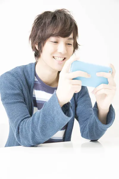 Японський Чоловік Використовує Мобільний Телефон Білому Тлі — стокове фото