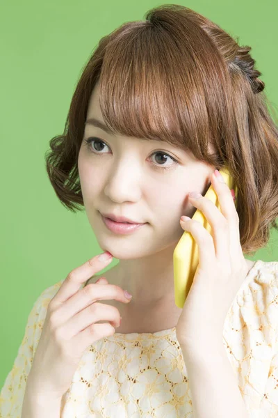 Portrait Belle Femme Japonaise Parlant Sur Smartphone Sur Fond Vert — Photo