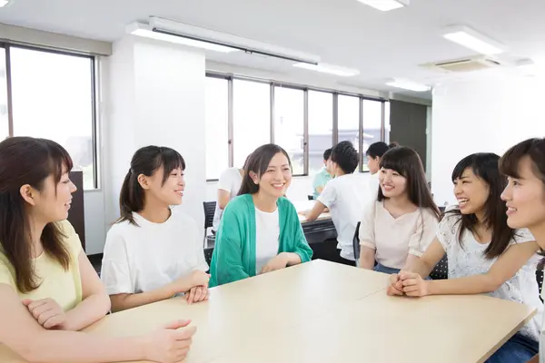 Ιάπωνες Φοιτητές Που Δουλεύουν Ομαδικά Κατά Διάρκεια Του Μαθήματος Έννοια — Φωτογραφία Αρχείου