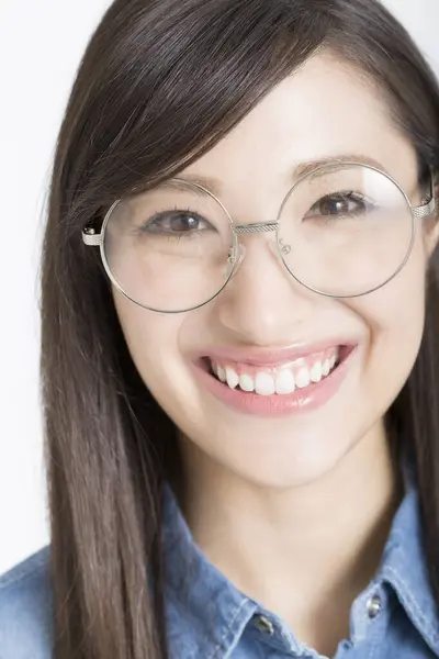 Close Shot Van Een Jonge Aziatische Vrouw Glimlachen Terwijl Het — Stockfoto