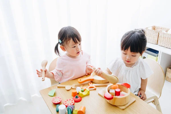 인테리어에서 장난감과 귀여운 일본어 소녀의 — 스톡 사진