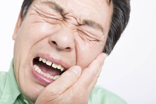 портрет азиатского человека с зубной болью 