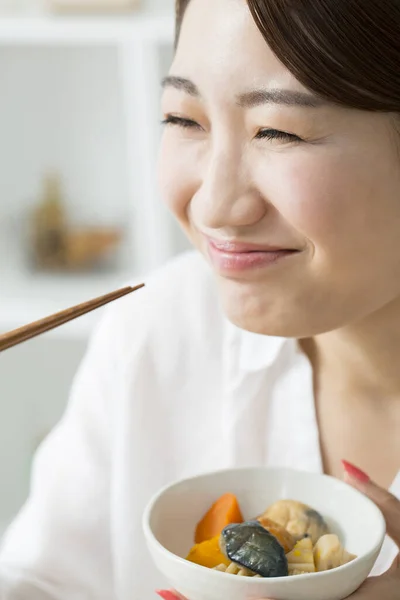 Азіатська Жінка Їсть Їжу Паличками Вдома — стокове фото