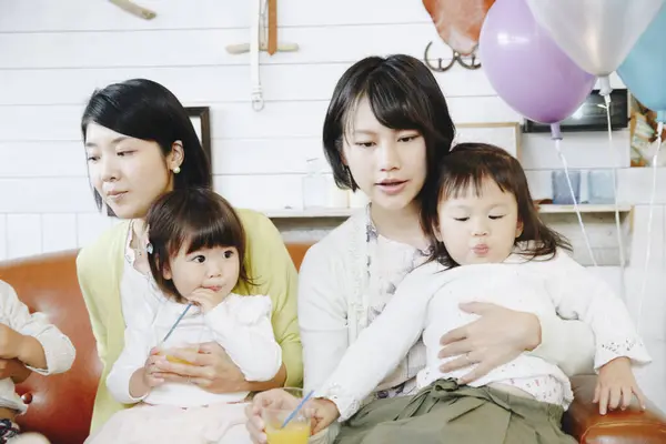 快乐的日本女人带着孩子一起庆祝 — 图库照片