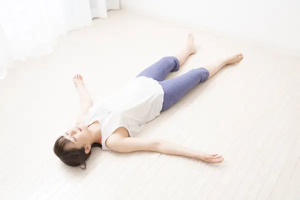 Ασιάτισσα Ξαπλωμένη Στο Πάτωμα Μετά Την Άσκηση — Φωτογραφία Αρχείου
