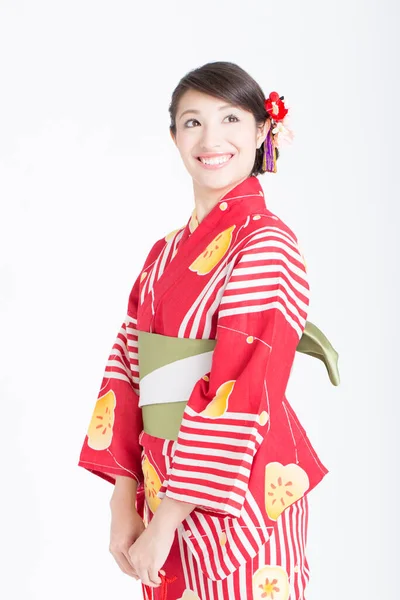 Πορτρέτο Της Όμορφης Νεαρής Γυναίκας Φορώντας Παραδοσιακά Ιαπωνικά Κιμονό Κοιτάζοντας — Φωτογραφία Αρχείου