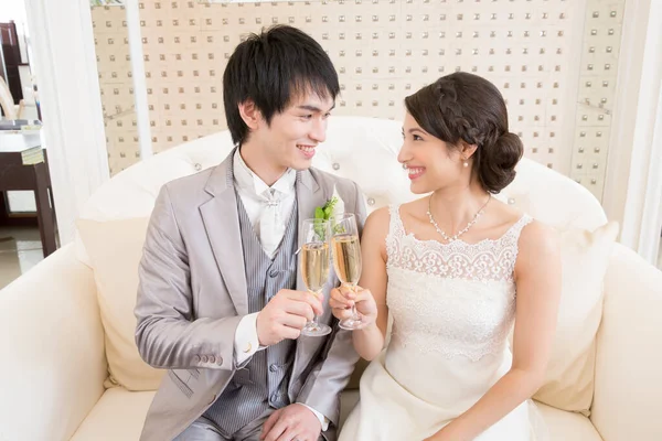 美しい幸せな若い結婚式のカップルは シャンパンのグラスを保持しています — ストック写真