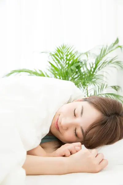 Hermosa Mujer Asiática Durmiendo Dormitorio —  Fotos de Stock