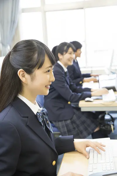 Молодые Японские Студенты Работающие Компьютерном Классе — стоковое фото